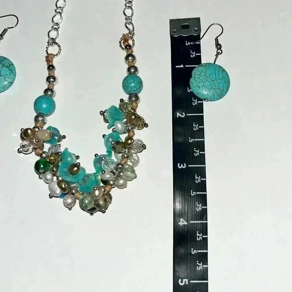 Necklace and earrings set beaded with turquoise colored matching French hooks - Picture 6 of 10